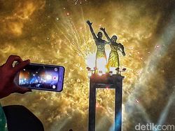 Momen Pergantian Tahun di Bundaran HI