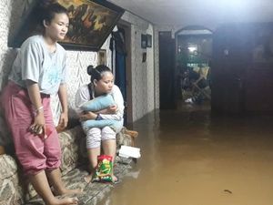 Tinggi Banjir Terus Naik, Warga Cipinang Pulomaja Jaktim Mengungsi