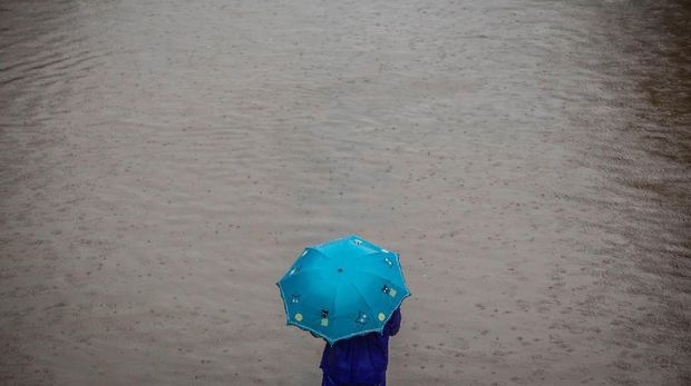 Dalam kondisi banjir, banyak warga yang rela mengulurkan tangan dan saling bantu.