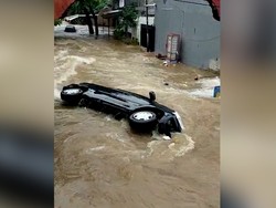 Video Mobil Hanyut Saat Banjir di Ciledug Indah