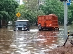 Meski Kendaraan Tinggi, Jangan Coba-coba Terobos Banjir