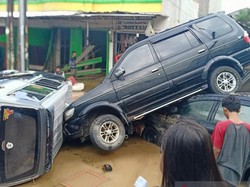Penampakan Mobil Saling Tumpuk Akibat Diterjang Banjir di Jatiasih Bekasi
