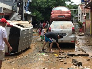Video Mobil-mobil Bertumpuk dan Berserakan Akibat Banjir di Bekasi