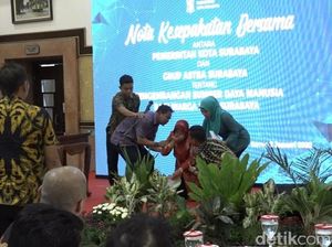 Ratusan Anak Putus Sekolah dapat Beasiswa, Risma Sujud di Panggung
