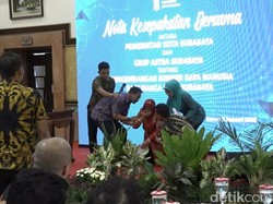 Ratusan Anak Putus Sekolah dapat Beasiswa, Risma Sujud di Panggung