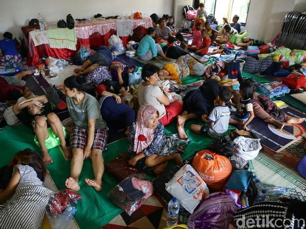 Warga Bidara Cina Mengungsi di Kantor Kelurahan