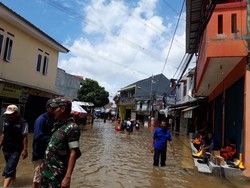 Warga Cerita Mobil-mobil Hanyut Saat Banjir di Ciledug Indah Tangerang