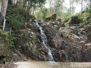 Air Terjun Mungil di Pulau Kecil Karimunbesar