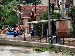 Cerita Korban Banjir di Bekasi Dapat Makanan Hampir Basi