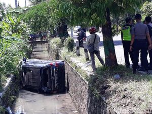 Mobil Pengantar WN Inggris Nyemplung Selokan di Kulon Progo
