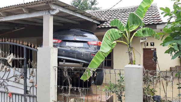 Diterjang Banjir, Mobil di Bekasi Nangkring di Garasi-Berserakan di Jalan