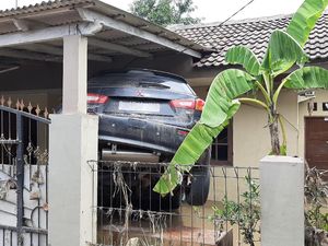 Diterjang Banjir, Mobil di Bekasi Nangkring di Garasi-Berserakan di Jalan Diterjang Banjir, Mobil di Bekasi Nangkring di Garasi-Berserakan di Jalan