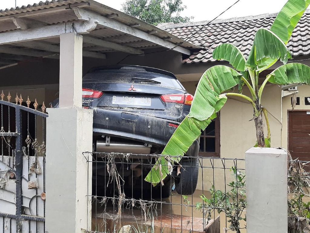 Diterjang Banjir, Mobil di Bekasi Nangkring di Garasi-Berserakan di Jalan Diterjang Banjir, Mobil di Bekasi Nangkring di Garasi-Berserakan di Jalan