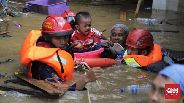 Suporter Persib dan Persija Bantu Korban Banjir Jakarta