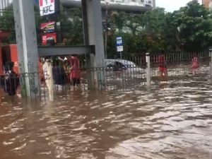 Nekat Melintas, Mobil Ini Terperangkap Banjir