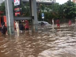 Nekat Melintas, Mobil Ini Terperangkap Banjir