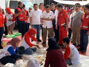 PMI Bantu Siapkan Makanan Korban Banjir, JK Imbau Tetap Siaga-Semangat