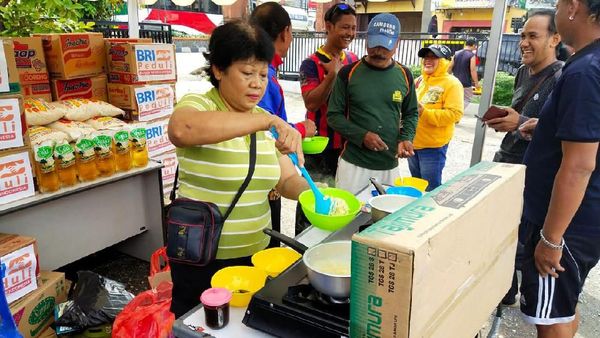 Bantuan Makanan Siap Saji untuk Korban Banjir Jakarta