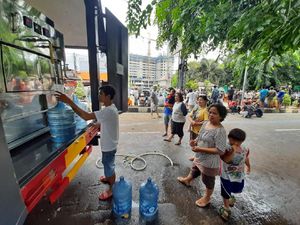 Warga Bekasi Timur Korban Banjir Antre Air Bersih di Posko Evakuasi Warga Bekasi Timur Korban Banjir Antre Air Bersih di Posko Evakuasi