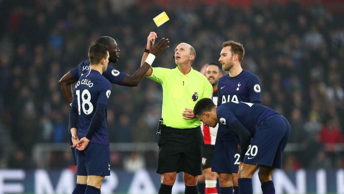 Para pemain Tottenham memprotes keputusan wasit Mike Dean. Foto: Dan Istitene/Getty Images