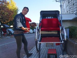 Foto: Naik Becak Manusia ala Film-film Jadul