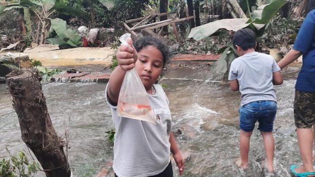 Banjir di Perumahan Bekasi Timur Mulai Surut, Warga Ramai-ramai Cari Ikan
