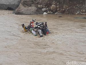 Cerita Warga Cigudeg Bogor, Terobos Arus Sungai demi Selamatkan Motor