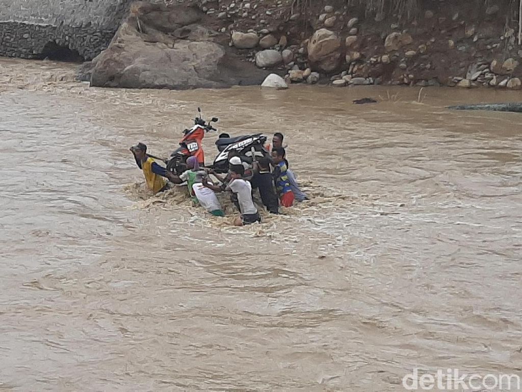 Cerita Warga Bogor, Terobos Arus Sungai Demi Selamatkan Motor Cerita Warga Bogor, Terobos Arus Sungai Demi Selamatkan Motor