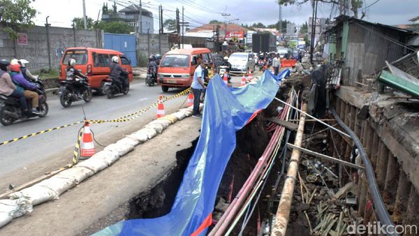 Potret Jalan Nasional yang Amblas Akibat Banjir