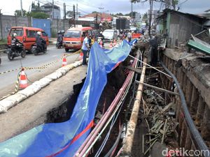 Potret Jalan Nasional yang Amblas Akibat Banjir Potret Jalan Nasional yang Amblas Akibat Banjir