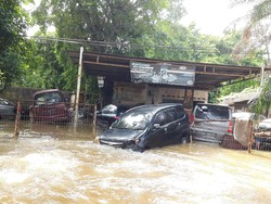 Video Tips Pengendara Mobil Matic/ Manual Menerobos Banjir