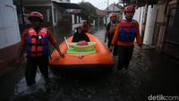 Warga Bumi Satria Kencana Bekasi Dievakuasi