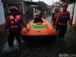 Warga Bumi Satria Kencana Bekasi Dievakuasi Warga Bumi Satria Kencana Bekasi Dievakuasi