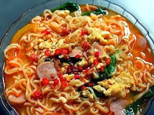 Masih Terjebak Banjir? Ini 5 Kreasi Mie Instan Jadi Makanan Darurat Enak