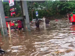 Nekat Terobos Banjir, Mobil Ini Terapung dan Hanyut