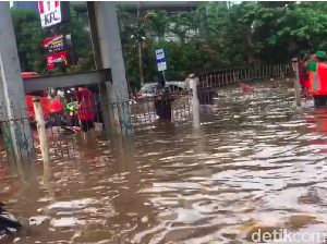Nekat Terobos Banjir, Mobil Ini Terapung dan Hanyut Nekat Terobos Banjir, Mobil Ini Terapung dan Hanyut