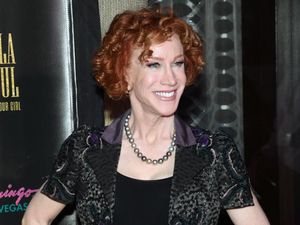 Komedian Kathy Griffin Menikah, Pakai Baju yang Sama saat Kencan Pertama