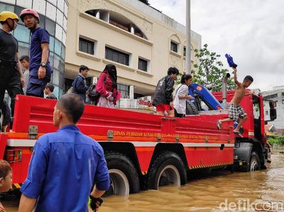 Mobil Damkar Bantu Evakuasi Korban Banjir