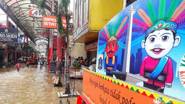 Pasar Baru Sepi Pengunjung