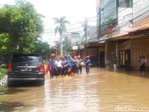 Jalan Gunung Sahari-Bungur Raya Tergenang Banjir, 3 Lansia Dievakuasi Jalan Gunung Sahari-Bungur Raya Tergenang Banjir, 3 Lansia Dievakuasi