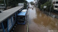 Sejumlah Rute Transjakarta Terlambat Imbas Banjir dan Macet di Mana-mana Sejumlah Rute Transjakarta Terlambat Imbas Banjir dan Macet di Mana-mana