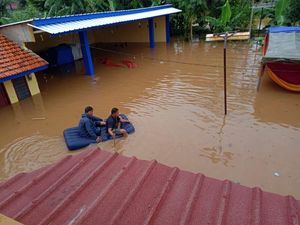 Menyedihkan! 5 Kisah Kelaparan Para Korban yang Terjebak Banjir Menyedihkan! 5 Kisah Kelaparan Para Korban yang Terjebak Banjir