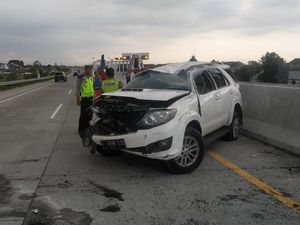 SUV Tabrak Barrier Tol Gempol-Pasuruan hingga Terguling, 5 Orang Luka