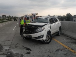 SUV Tabrak Barrier Tol Gempol-Pasuruan hingga Terguling, 5 Orang Luka