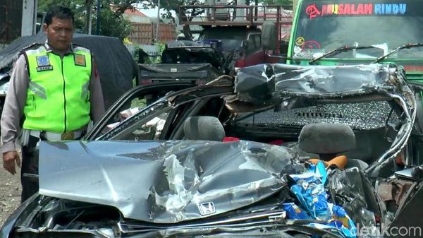 Ngeri! Penampakan Mobil Ringsek Usai Kecelakaan Maut di Pasuruan