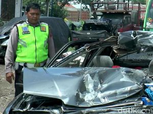 Ngeri! Penampakan Mobil Ringsek Usai Kecelakaan Maut di Pasuruan