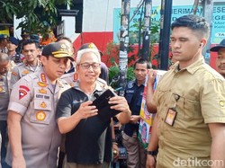 Cek Banjir di Ciledug Indah, Kapolda Kunjungi Posko Pengungsi