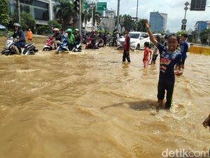 Akses Jalan Terputus karena Banjir, PN Jakpus Tunda Seluruh Sidang Akses Jalan Terputus karena Banjir, PN Jakpus Tunda Seluruh Sidang