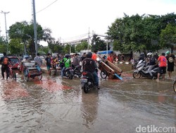 Masih Banjir, Jalan Daan Mogot Jakbar Tersendat