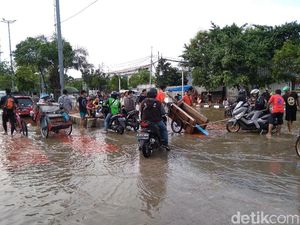 Masih Banjir, Jalan Daan Mogot Jakbar Tersendat Masih Banjir, Jalan Daan Mogot Jakbar Tersendat